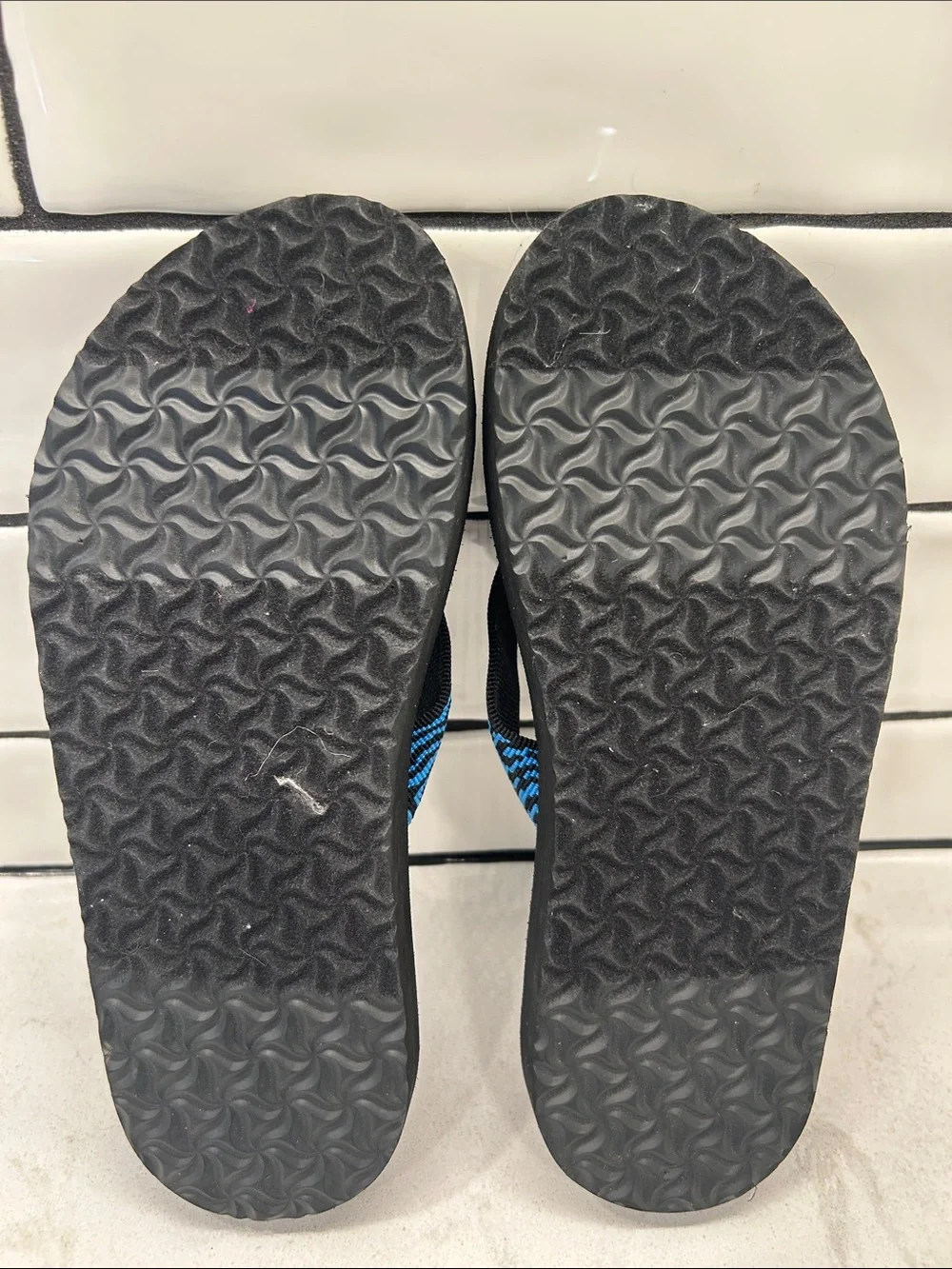 Teva Kids Mush II Flip Flops Layered Rock Black Blue Youth Size 4 NWT
